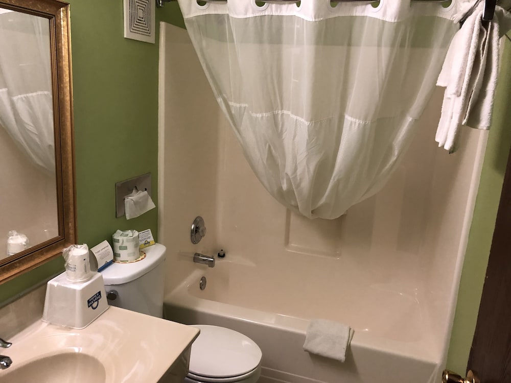 Standard Room, 1 Queen Bed, Refrigerator photo 2