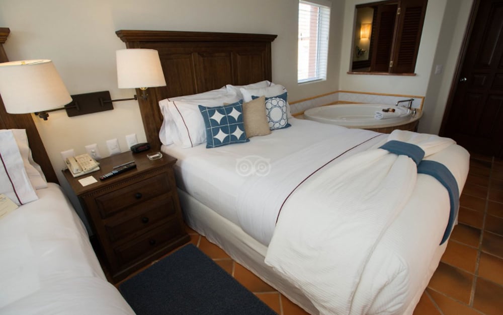 Luxury Studio 2 Queens-NO MEALS ROOM ONLY