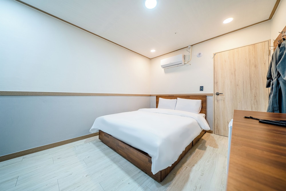 Basic Double Room, City View photo 2