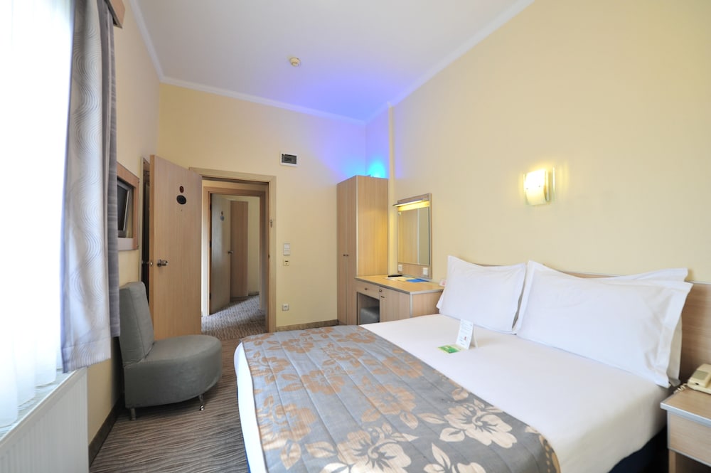 Standard Double or Twin Room photo 2