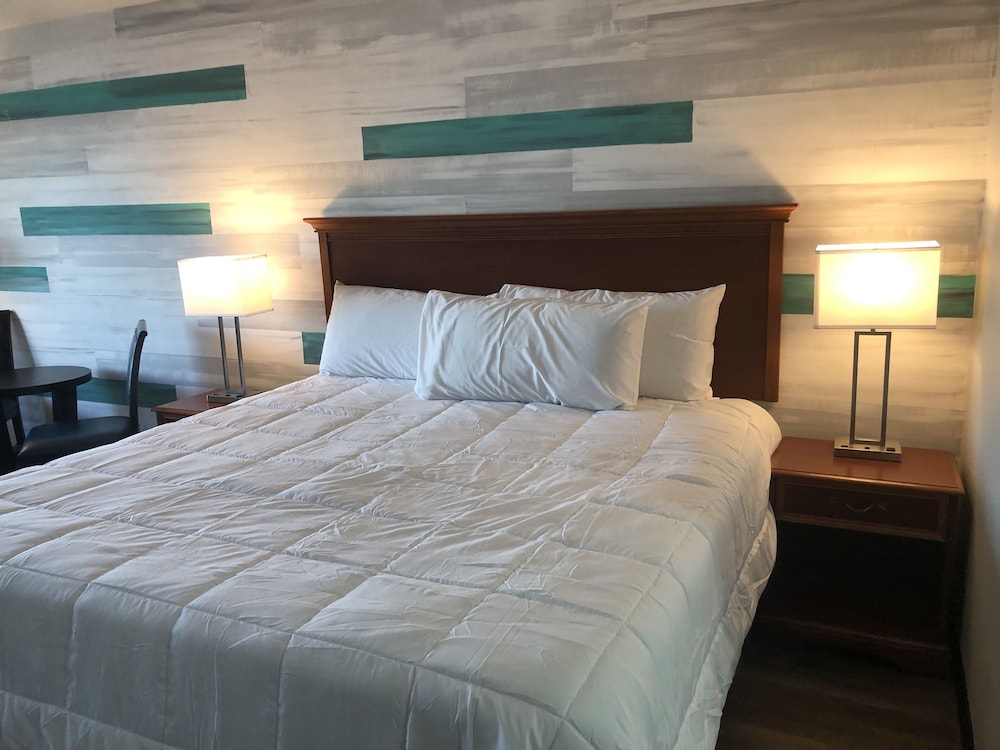 Signature Studio, 1 King Bed, Non Smoking, Oceanfront photo 2
