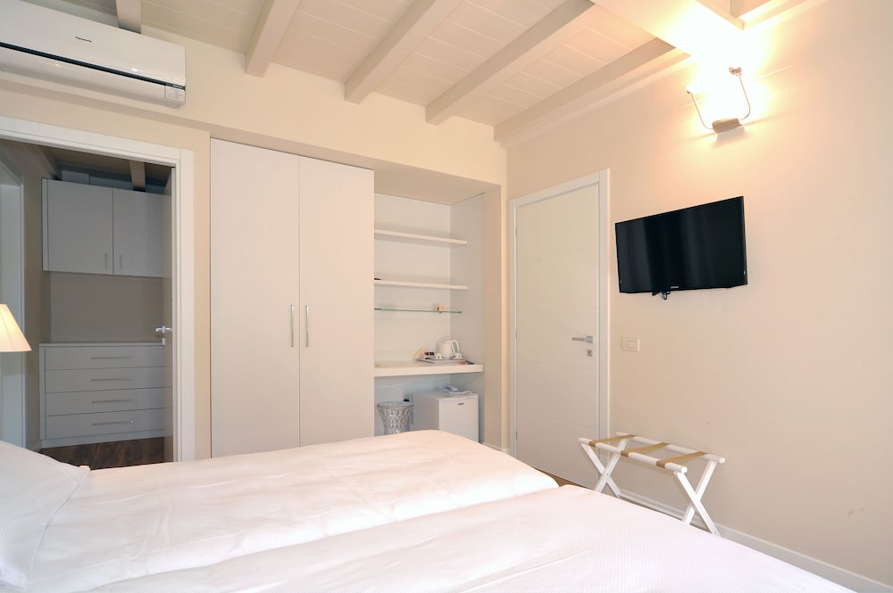 Superior Double or Twin Room, Poolside
