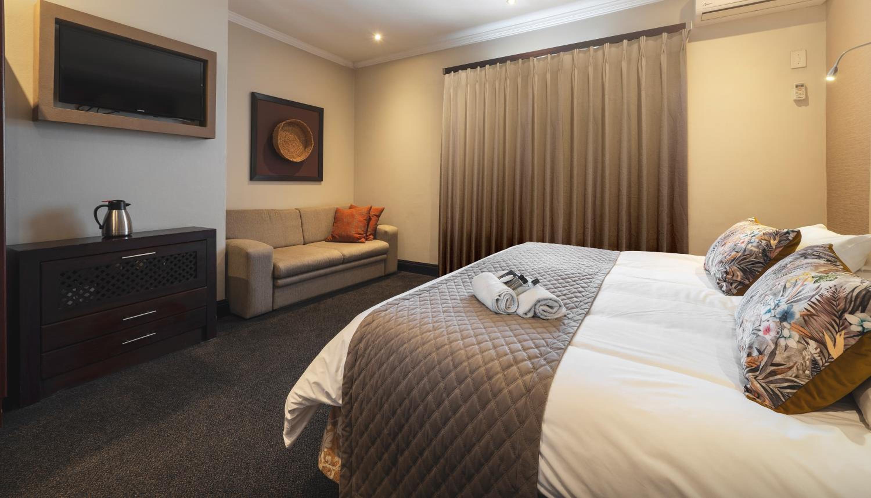 Superior King Suite photo 2