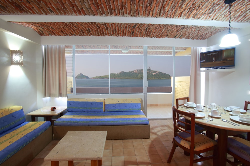 Suite  with Kitchenette - Photo 2