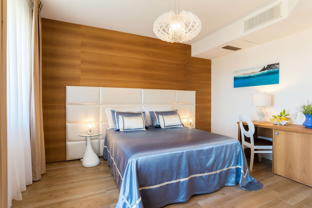 Standard Double or Twin Room, Sea View (2)