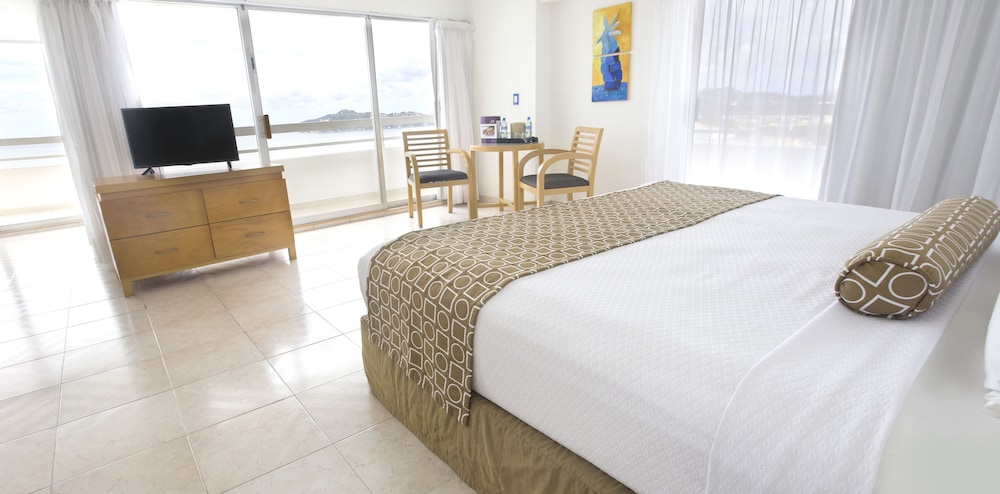 Suite, 1 King Bed, Balcony, Bay View - Photo 4