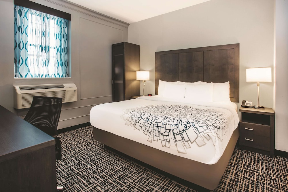 Deluxe Room, 1 King Bed, Non Smoking photo 3