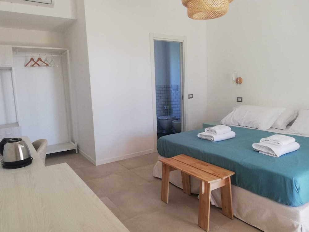 Standard Double Room, 1 King Bed, Non Smoking, Garden View photo 3