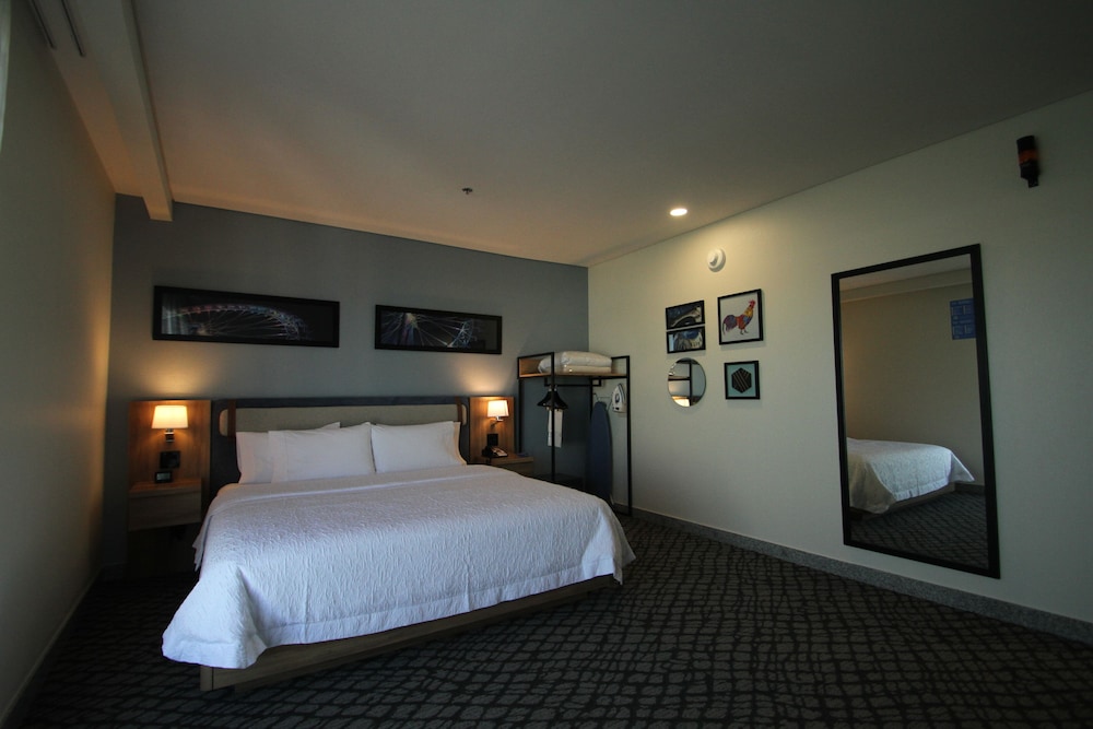 Business Room, 1 King Bed, Accessible - Photo 3