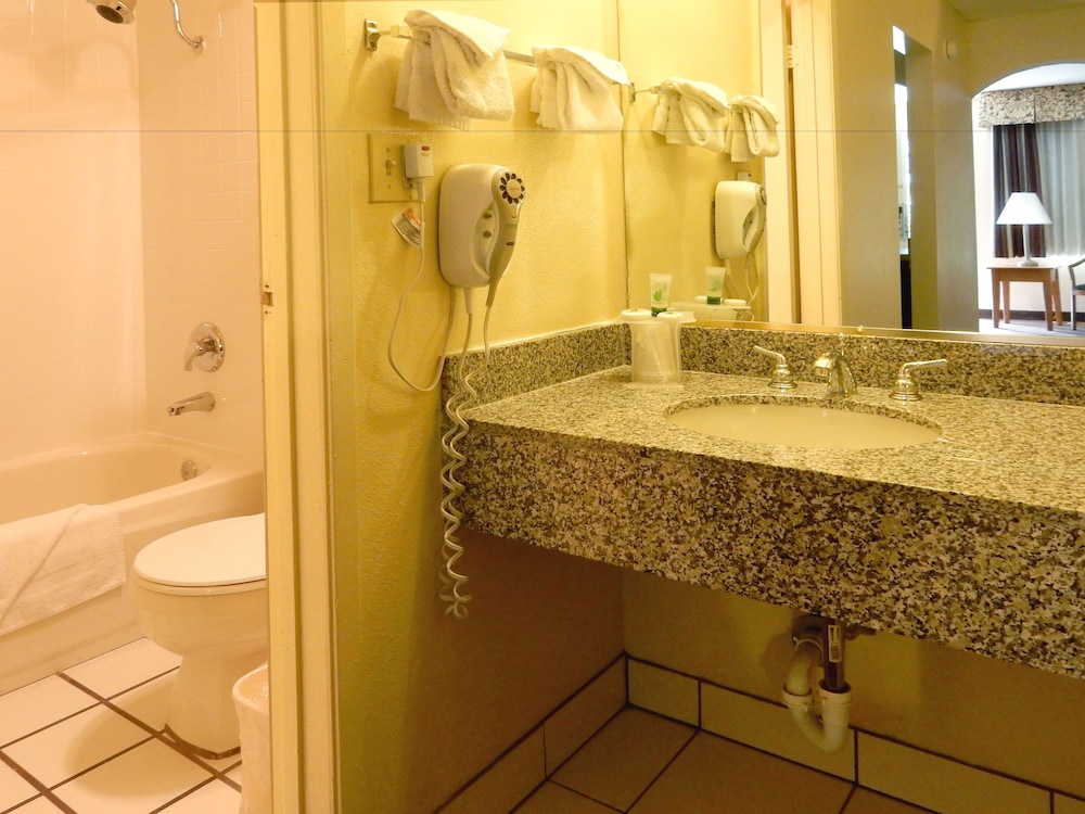 Standard Room, 2 Queen Beds, Non Smoking, Pool View - Photo 2