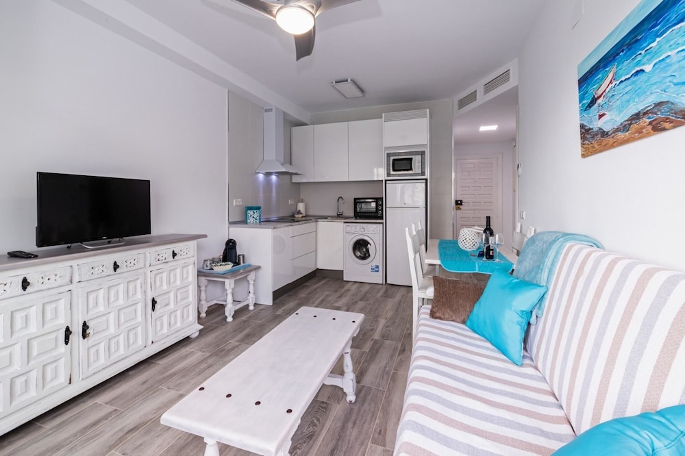 Apartamento, 2 habitaciones, terraza, vista parcial al mar