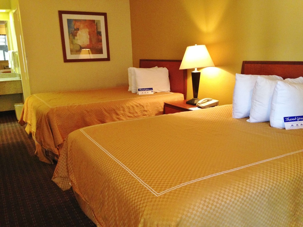 Suite, 2 Queen Beds, Non Smoking, Kitchen photo 3