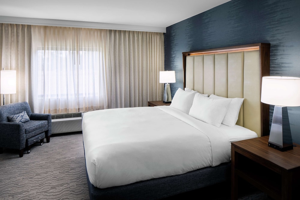 1 King Suite, Hearing Accessible - Photo 2