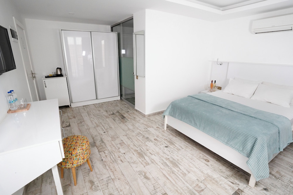 Economy Double Room, 1 King Bed, Accessible photo 3