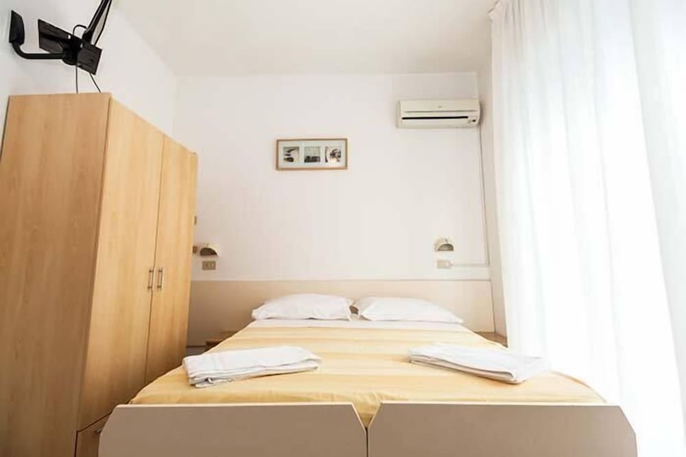 Double or Twin Room - Photo 7