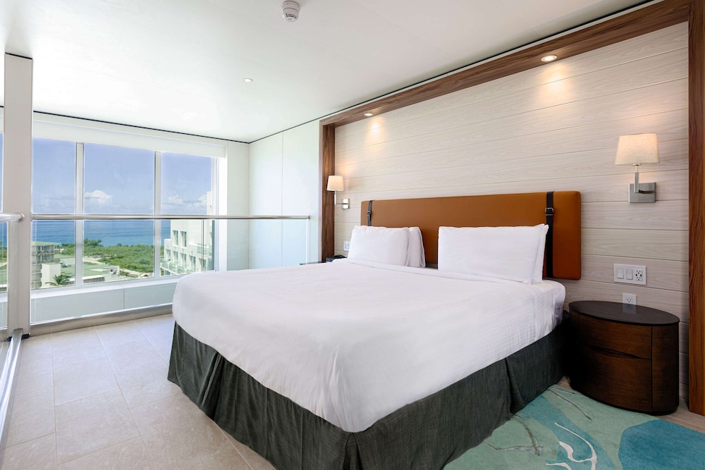 Executive Suite, 1 King Bed with Sofa bed, Pool View (Sky Loft Suite)