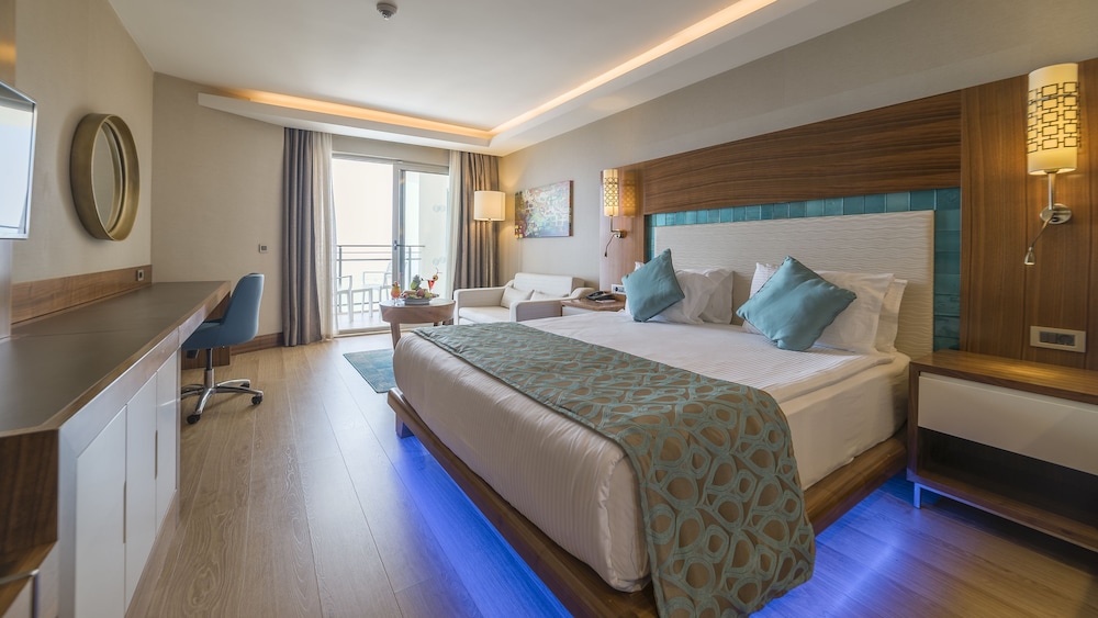 Superior Room, Partial Sea View photo 2