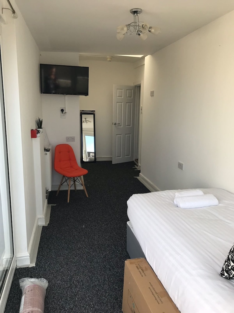 Basic Single Room, 1 Twin Bed, Ensuite photo 1