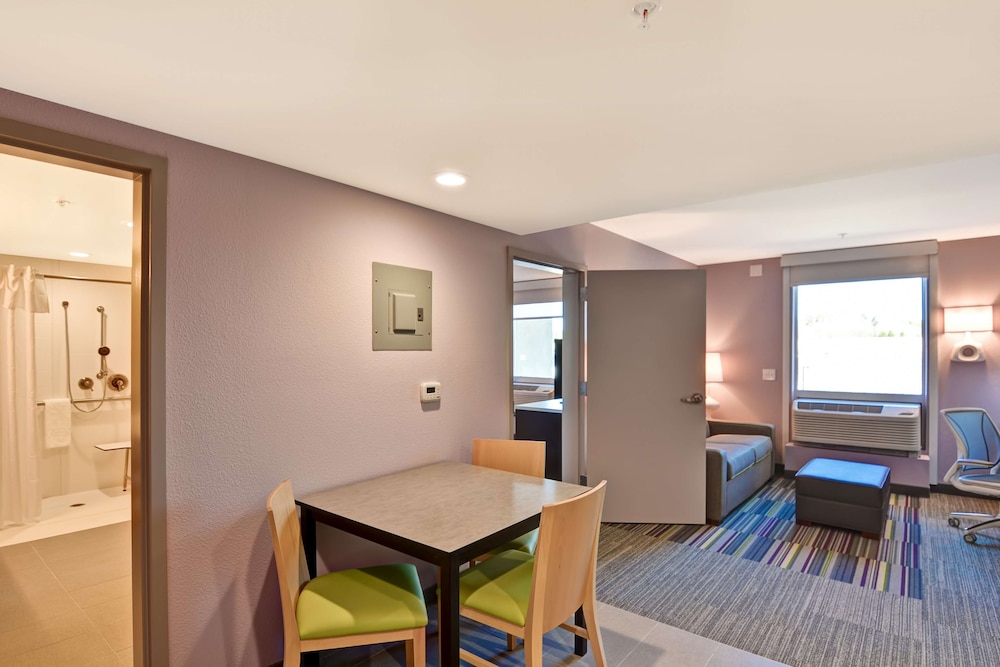 Studio, 1 King Bed, Accessible, Bathtub photo 3