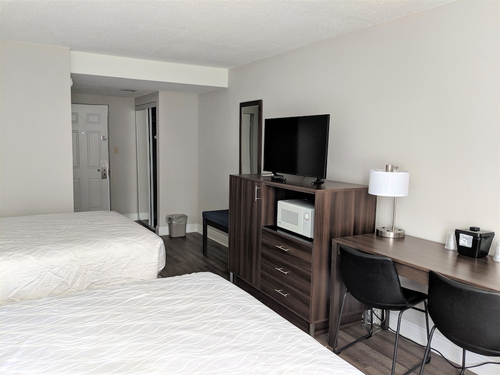 Room, 2 Queen Beds, Beachside - Photo 5