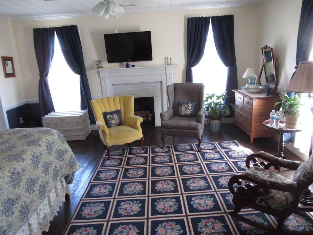 Deluxe Room, 1 Queen Bed photo 1