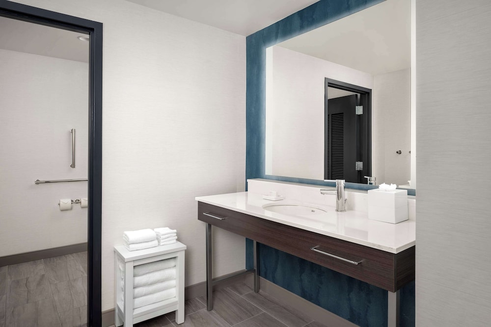 Studio Suite, 1 King Bed, Balcony, Accessible (Mobility & Hearing), Bathtub - Photo 3