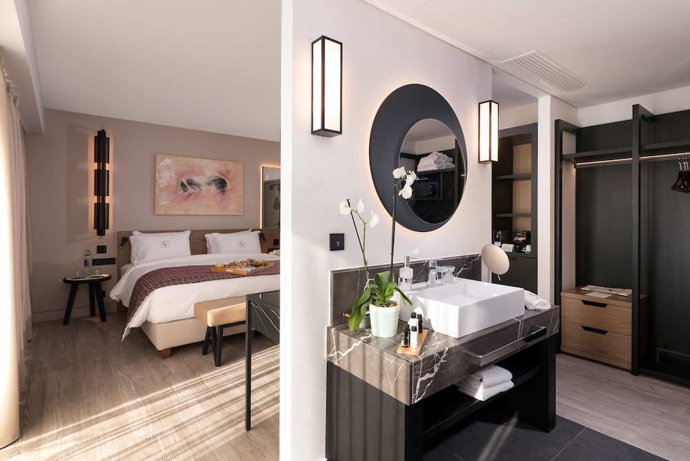 Deluxe Room (King) - Photo 6