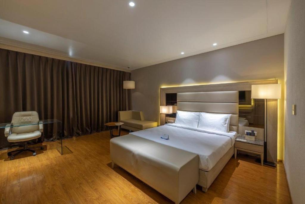 Premium Room - 1 Double Bed - Photo 8