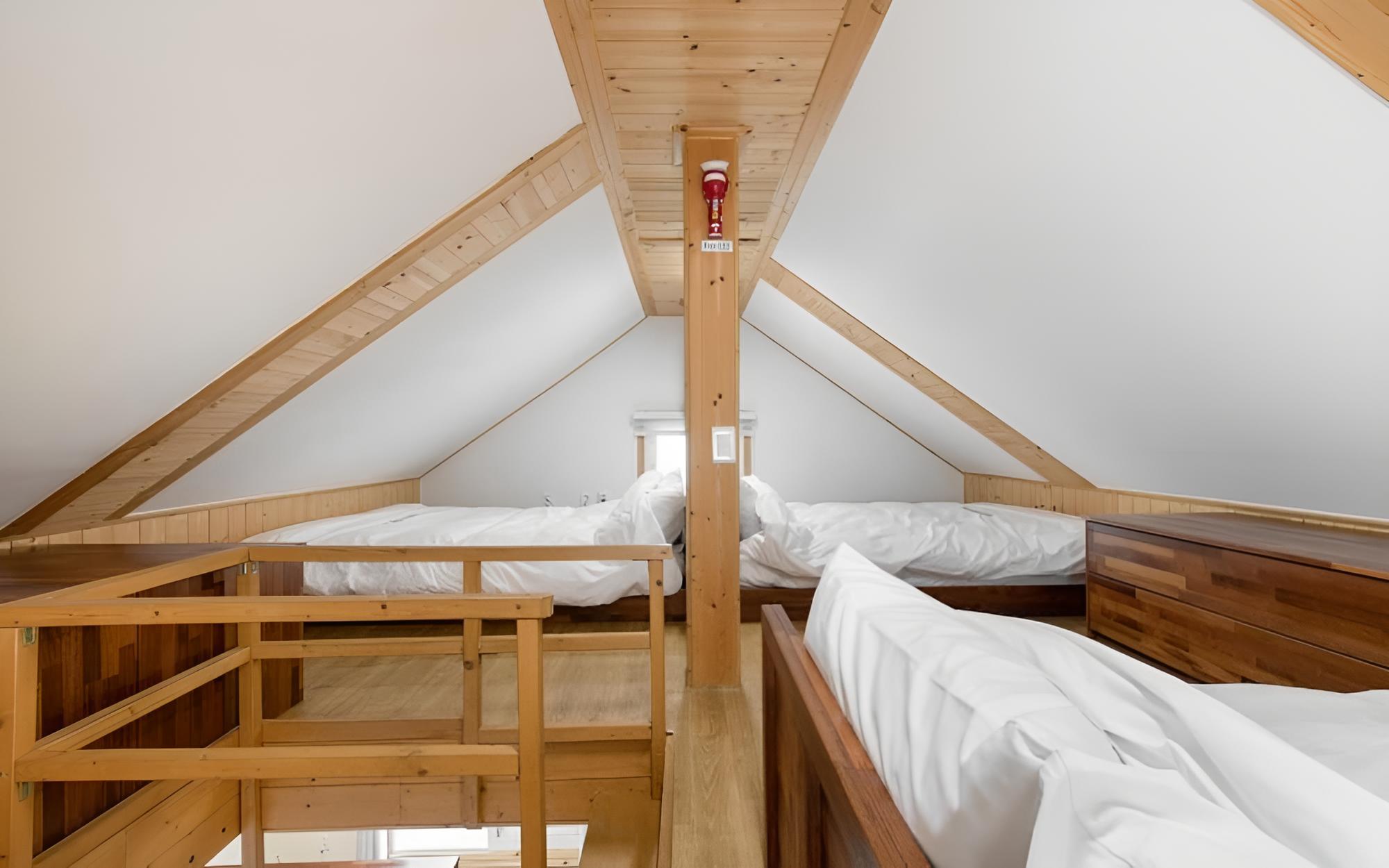 Room (Room 305) - Photo 10