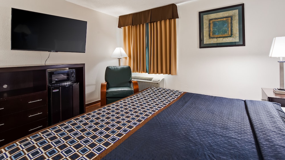 Suite, 1 King Bed, Non Smoking, Refrigerator & Microwave (with Sofabed) - Photo 2