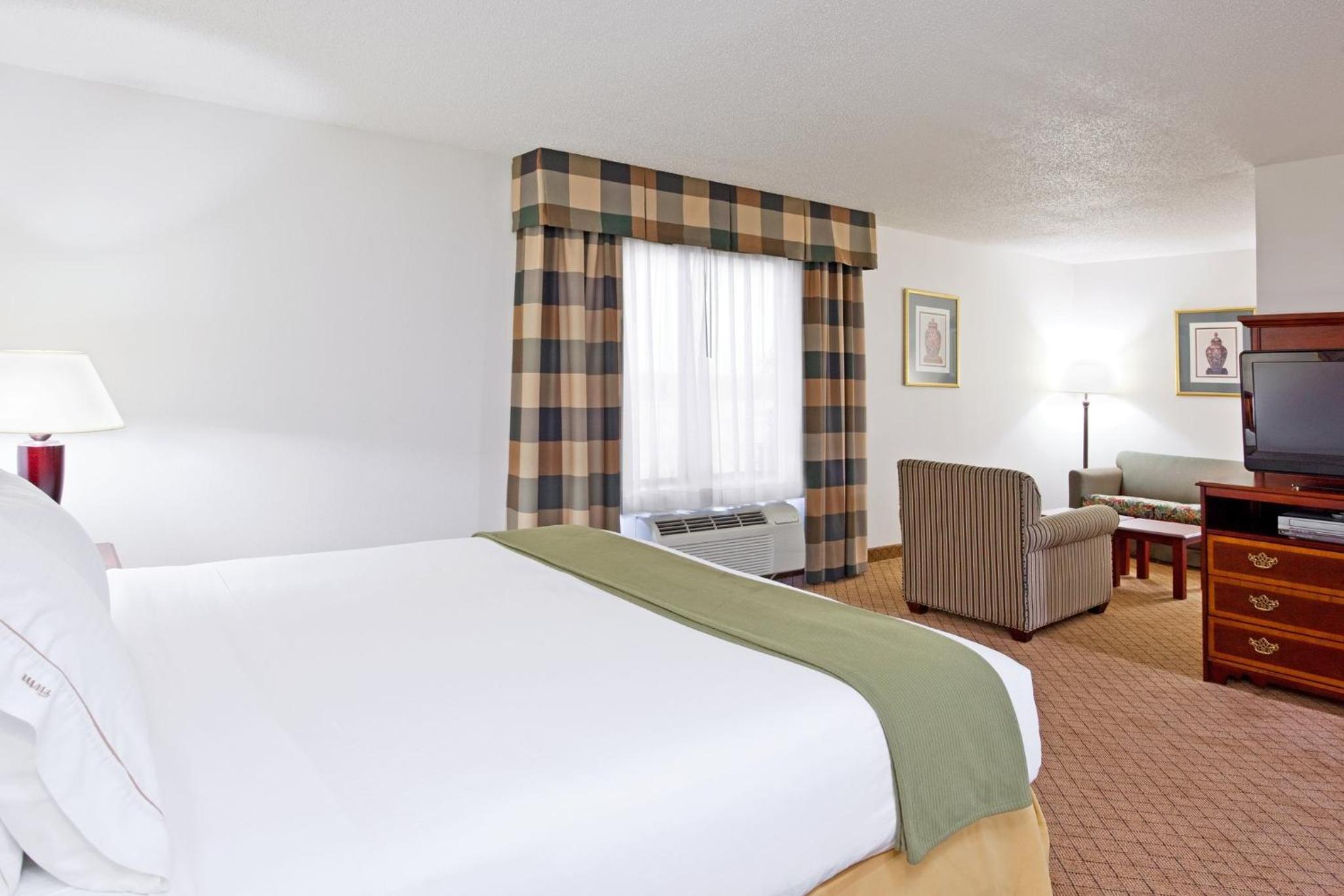 Suite - Mobility Access/Hearing Accessible - Photo 4