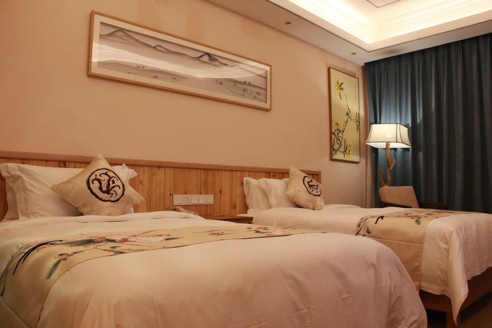 Superior Double or Twin Room with Pool View photo 3
