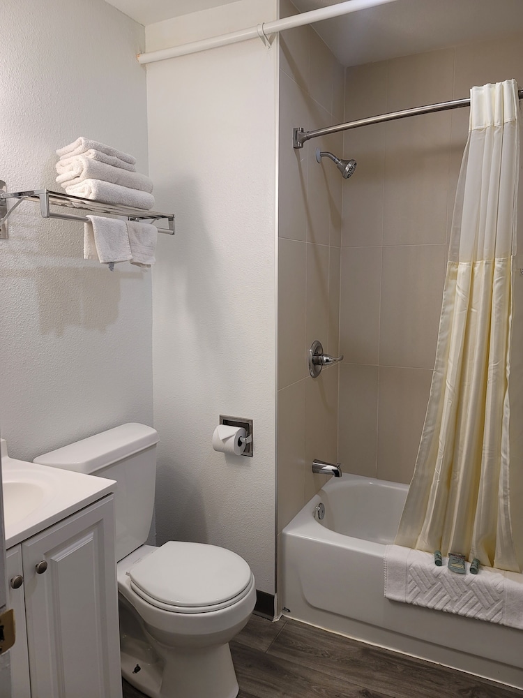 Standard Room, 1 Queen Bed - Photo 2