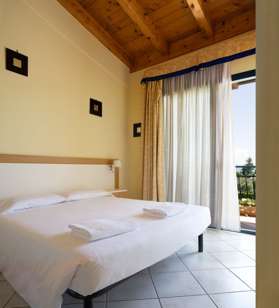 Standard Suite, 2 Bedrooms, Balcony, Lake View - Photo 6