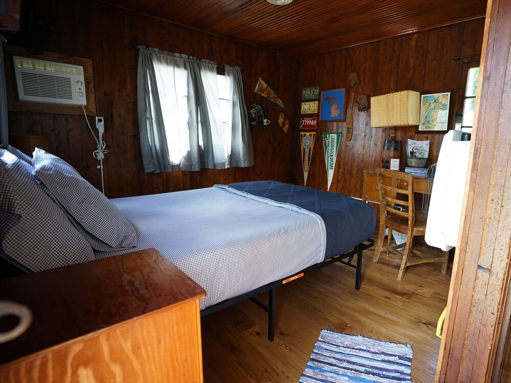 Cabin #3 Middle Mitten photo 3