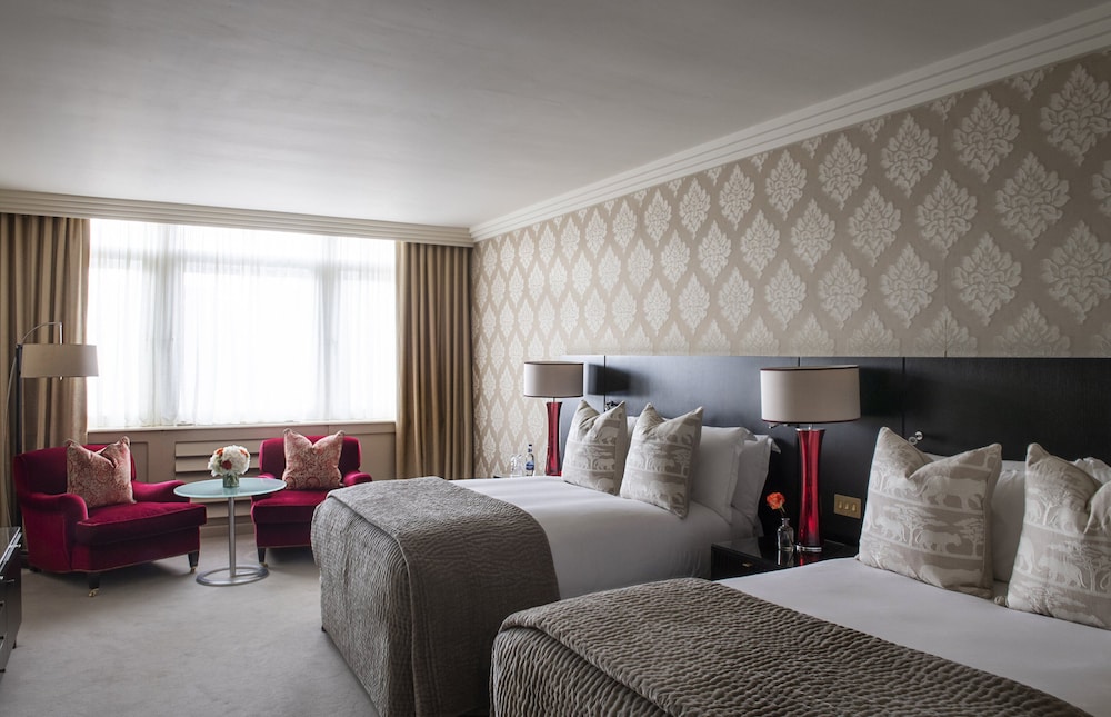 Deluxe Twin Room (1 King and 1 Double Bed) photo 1