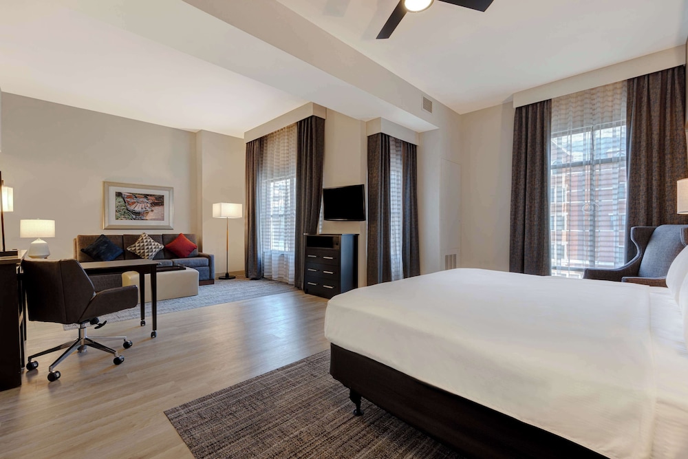 Suite, 1 King Bed, Accessible (Roll-in Shower)
