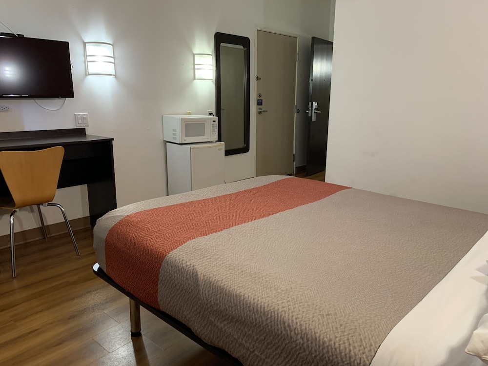 Deluxe Room, 1 Queen Bed, Accessible, Non Smoking photo 2