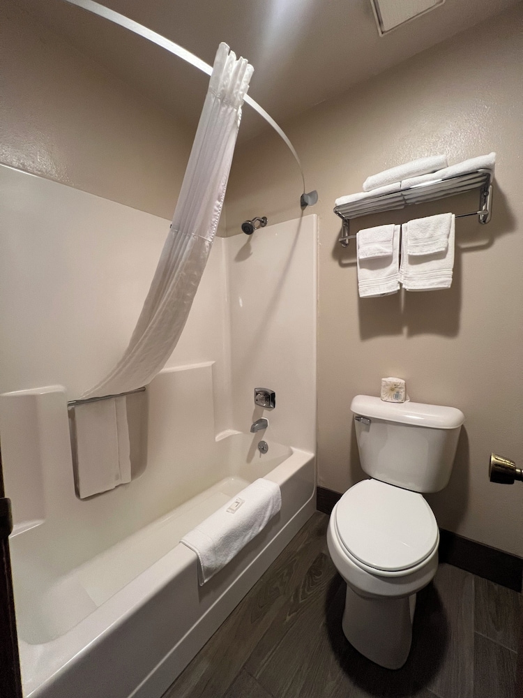 Suite, 1 Queen Bed, Jetted Tub - Photo 4