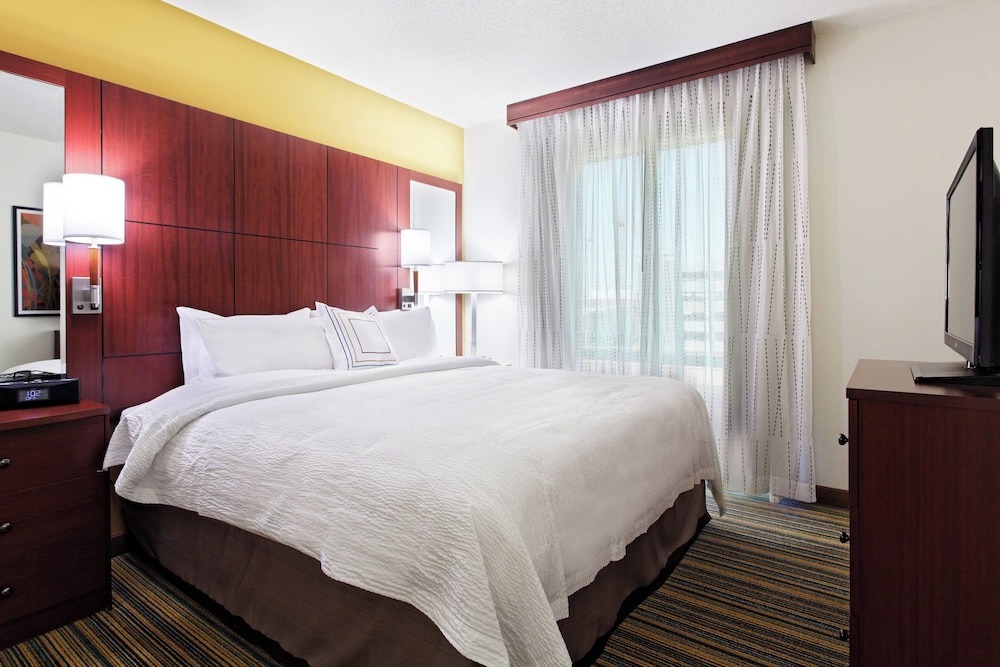 Suite, 2 Bedrooms (Mobility Accessible, Roll-in Shower)