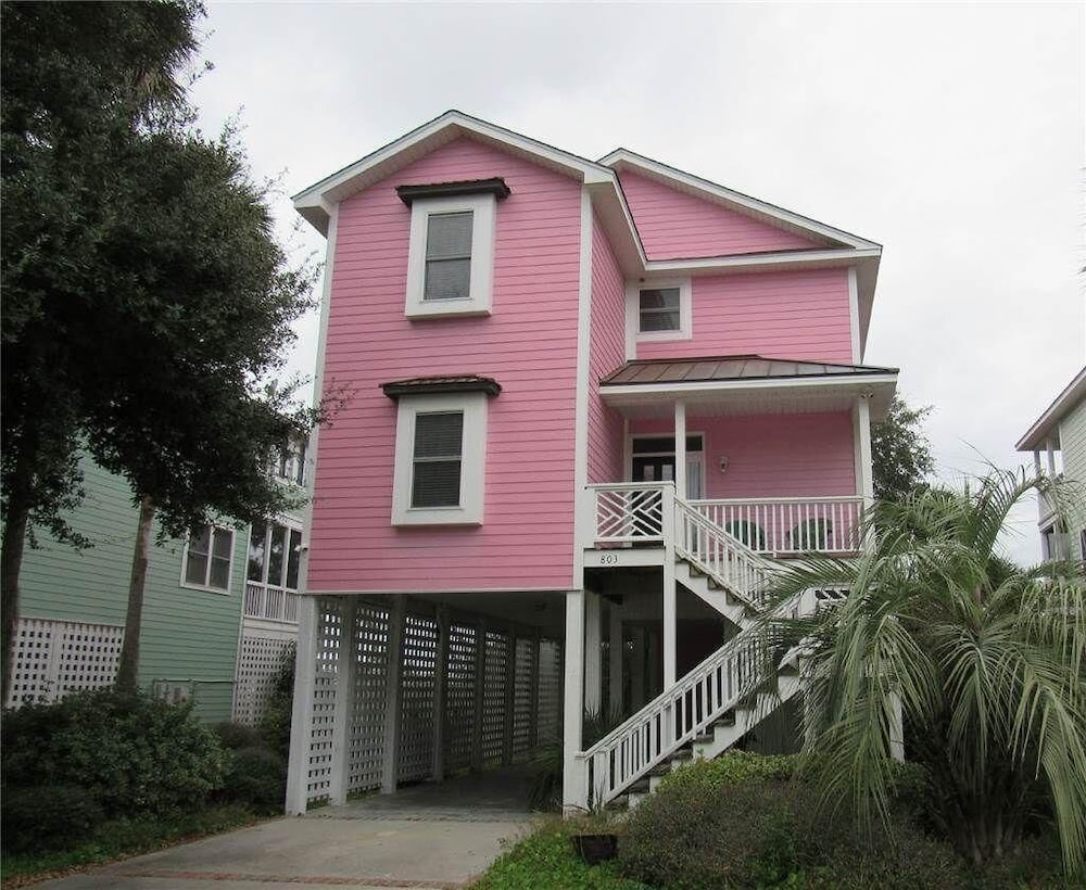 House, Multiple Beds (Pink Flamingo) photo 1