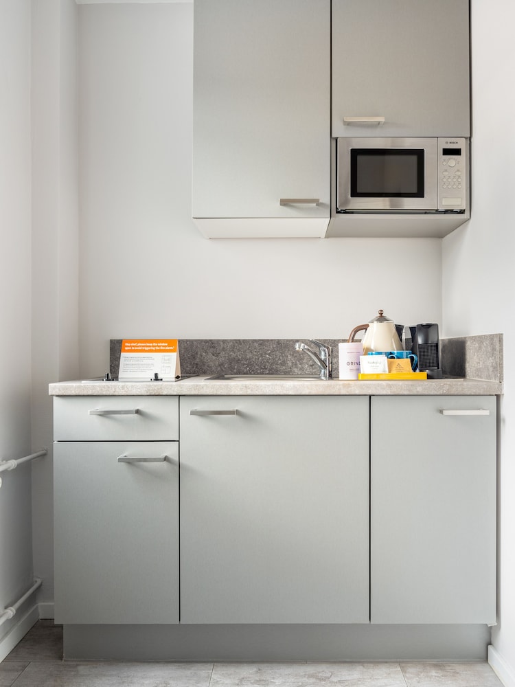 Medium Studio, Kitchenette, Workspace - Photo 6