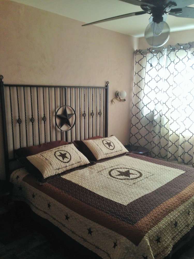 Western Room with Harbor Bridge View