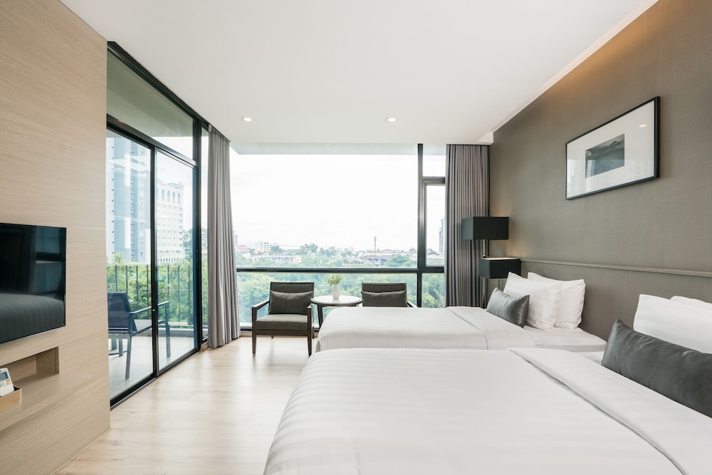 Deluxe City View Room with Kitchenette - Photo 1