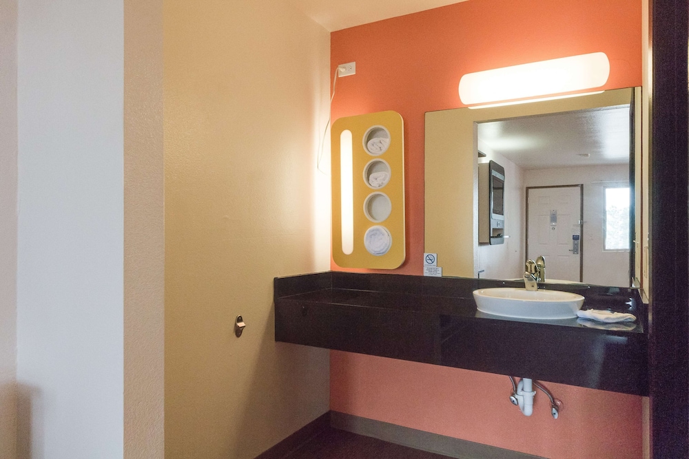 Deluxe Suite, 1 Queen Bed, Non Smoking - Photo 5