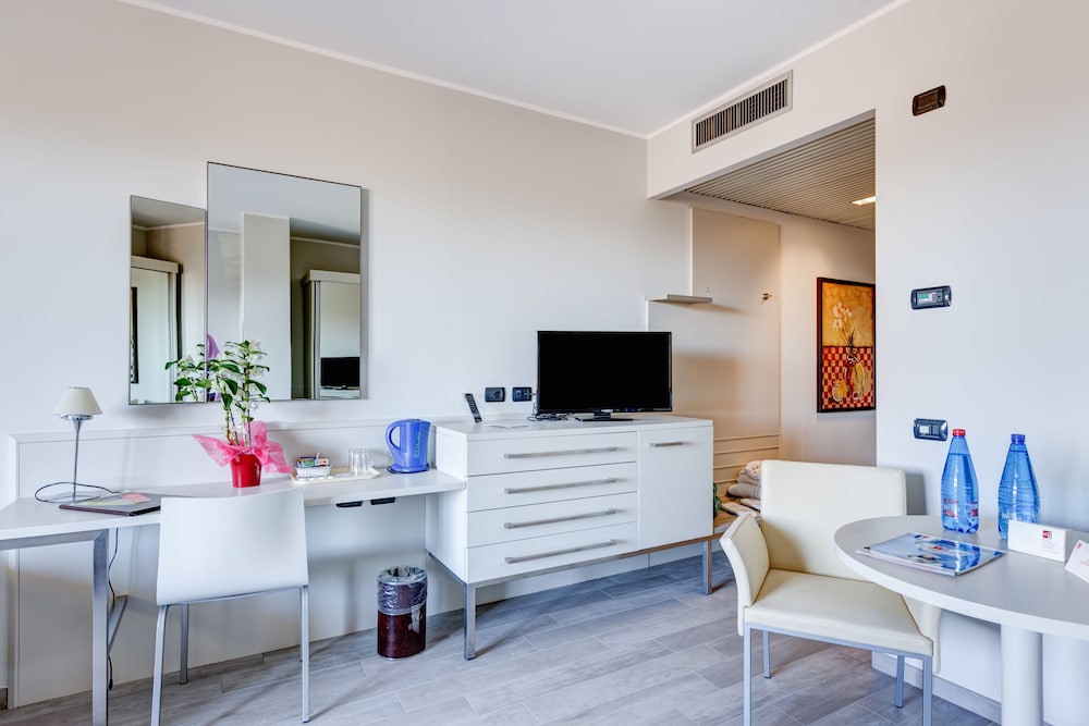 Standard Double or Twin Room (Main Building) - Photo 5