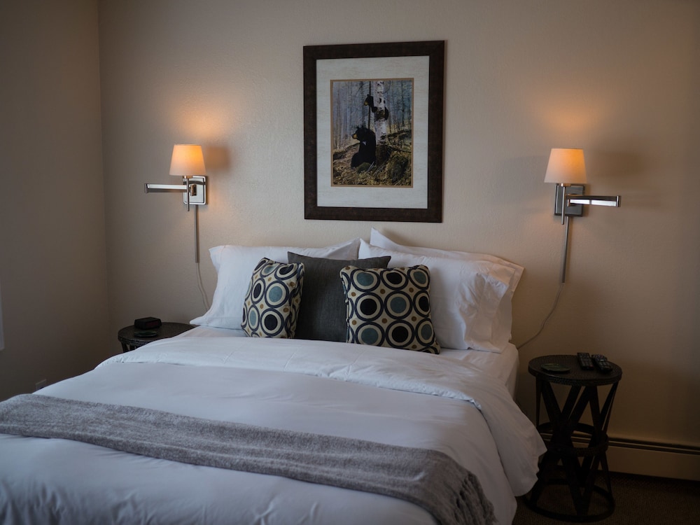 Private Room, Queen Bed, Private Bathroom, Room C, Arctic Fox