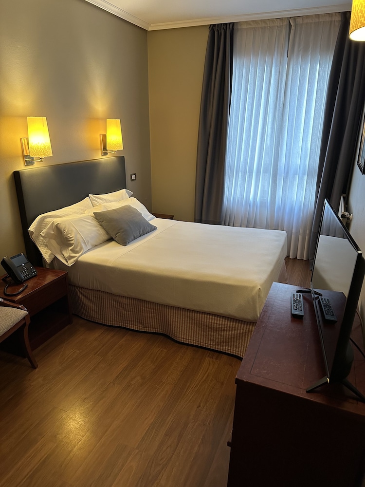 Standard Double Room Single Use - Photo 1