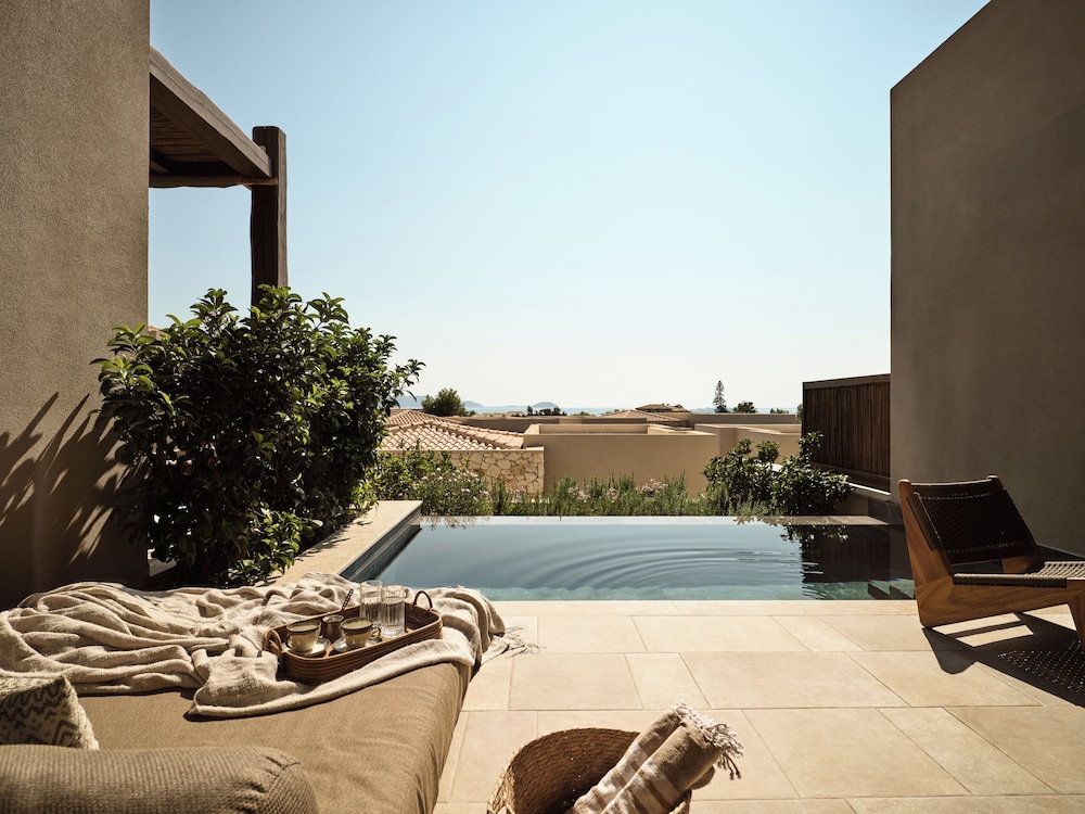 Junior Suite with Private Pool and Sea View - Photo 2