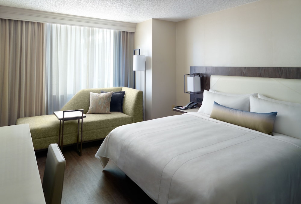 Room, 1 King Bed (Mobility/Hearing Accessible, Tub) - Photo 1